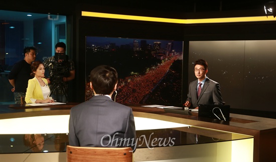 1일 오후 미디어협동조합 <국민TV> '뉴스K'의 첫 방송을 앞두고 서울 마포구 합정동 스튜디오에서 노종면 앵커가 최종 리허설을 진행하고 있다.