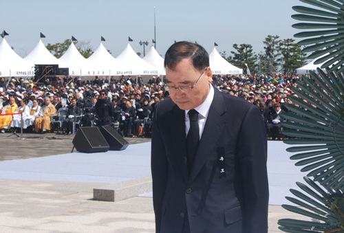  지난해 치러진 제65주년 제주4·3추모제 당시에는 정부를 대표해 정홍원 총리가 참석했다. 하지만 국가기념일로 지정된 뒤 처음 치러지는 4·3희생자추념식에는 대통령과 국무총리, 주무장관인 안전행정부 장관이 불참한 가운데 치러질 가능성이 높아졌다.