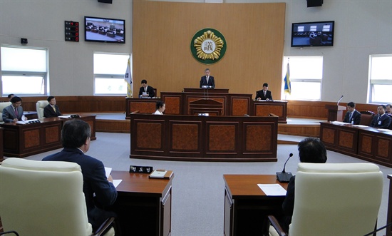  경남 고성군 지역 야3당과 시민사회단체들이 기초선거 '비례대표 단일후보'를 선정하기로 해 관심을 끈다. 사진은 고성군의회 본회의 모습.