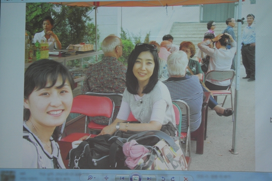 신은미 시민기자는 6차례 북한을 방문하면서 수양딸도 생겼다. 왼쪽이 신 시민기자의 수양딸 설경씨.