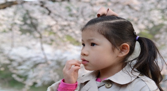 꽃의 여인 콩이 하부지의 유일한 카메라 모델이다. 그리고 하부지 육아일기를 처음 쓰게한 손녀. 역시 봄 나들이에 신이 났다. 여러가지 포즈를 취해 준다. 