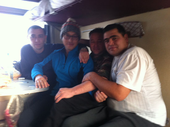 시베리아 횡단열차서 만난 우즈베키스탄 친구들. 맨 왼쪽이 '까삐단(선장)' 우솝, 그리고 오른쪽이 털보이다. 털보 옆은 그의 아버지. 수염이 덥수룩했던 털보는 내가 하차 하기 직전, 내게 면도크림을 빌려 수염을 깎았다.