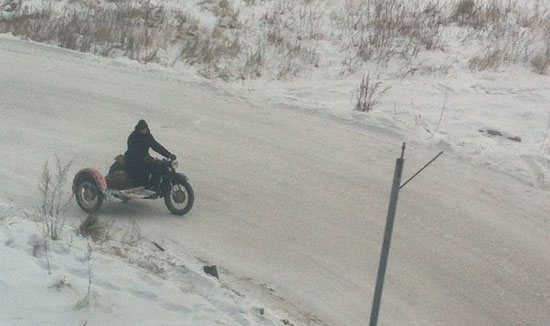 시베리아 횡단열차에서 바라본 바깥 풍경. 빙판 길, 구형 오토바이를 타는 러시아인의 모습이 이색적이다. 