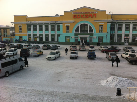 시베리아 횡단열차를 타고 2박 3일간을 달려 도착한 울란우데 기차역.