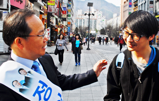 산본공고 방준기 학생이 정인환 후보에게 '청소년 쉼터'를 만들어 달라고 이야기 하고 있다. 
