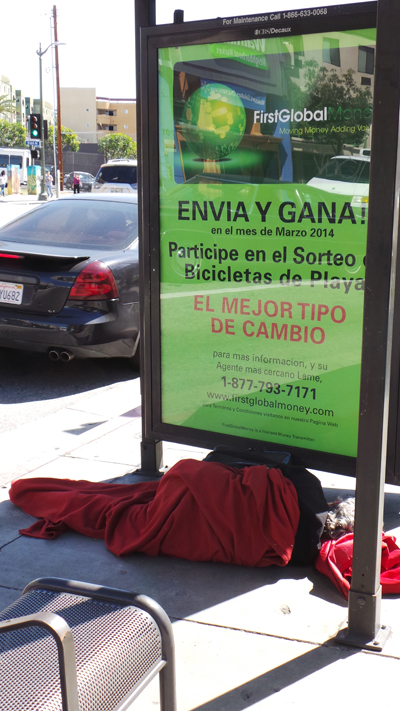 버스 정류장에 누워있는 노숙자 