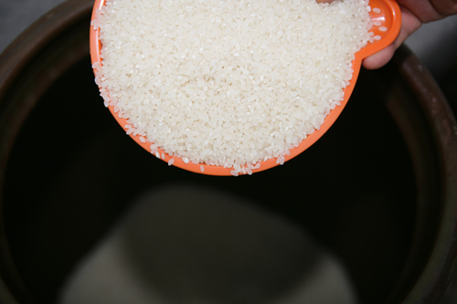 항아리와 쌀. 곡성읍사무소에 놓인 쌀독이다.