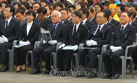 3일 오전 제주 4.3평화공원에서 열린 제66주년 4.3희생자추념식에 (오른쪽에서 부터) 정홍원 국무총리, 황우여 새누리당 대표, 안철수, 김한길 새정치민주연합 공동대표, 이정희 통합진보당 대표, 천호선 정의당 대표가 참석하고 있다.