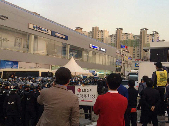 3월31일 경찰병력이 삼성전자서비스 아산센터 주차장을 가득 메우고 노조원들을 강제 해산시켰다. 