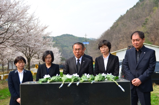 참배하고 있는 통합진보당 대전시당 예비후보들 참배하고 있는 통합진보당 대전시당 예비후보들 