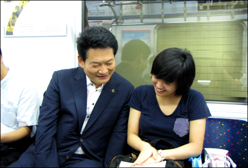 2011년 7월 지하철 출근 동행 취재 당시 송영길 인천시장 모습
