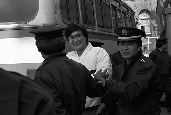 1988년 4월 28일, 구로구청 부정투표함으로 인한 '구로항쟁'으로 구속된 김병곤 민청련 부의장이 재판정에 들어서기 전에 환한 미소를 짓고 있다. 