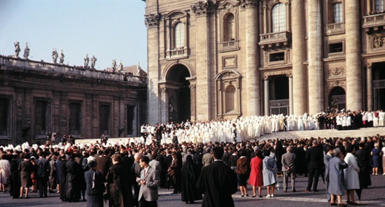 제2차 바티칸 공의회가 개막하던 1962년 10월 11일, 주교들이 성 베드로 대성전에 입장하고 있다. 