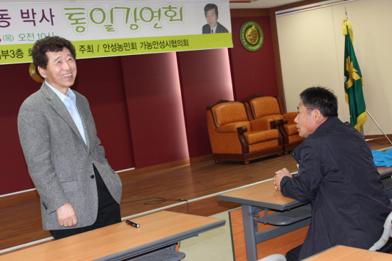 이날 강의는 강의이기도 했지만, 안성농민들과의 대화이기도 했다. 안성농민회 김종석회장과 열띤 토론(?)을 벌이는 가운데 오인동박사가 미소를 짓고 있다. 이날 참석자들은 통일에 대한 열기가 대단해서인지 오인동박사와의 대화 시간이 뜨거웠다. 