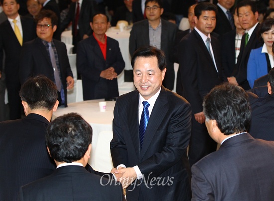 [오마이포토] '저 귀국했습니다' 김두관 전 지사 인사 