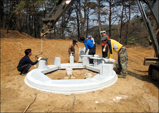 석회로 기초 공사를 한 자리에 조상님 합동 가족묘를 설치 하기 위하여 1단계 공사가 진행되고 있다. 