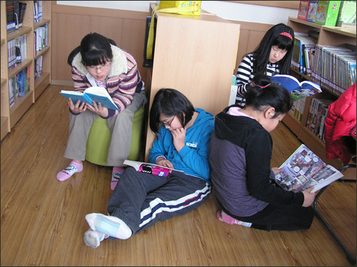 독서 매경에 빠진 학생들의 모습이 예쁩니다.