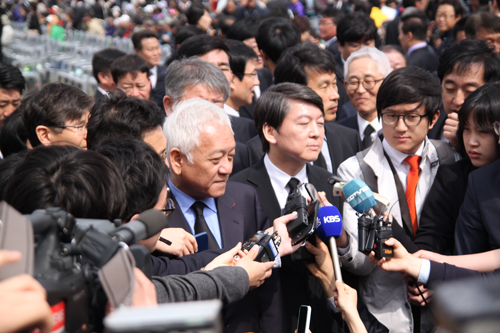 새정치민주연합 공동대표 안철수 대표와 김한길 대표가 위령제단에서 참배 후 자리를 옮기고 있다.