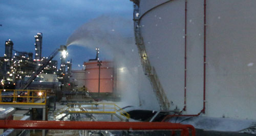 온산공단 에쓰오일공장 저장탱크에서 기름이 유출되어 방제작업을 하고 있다.