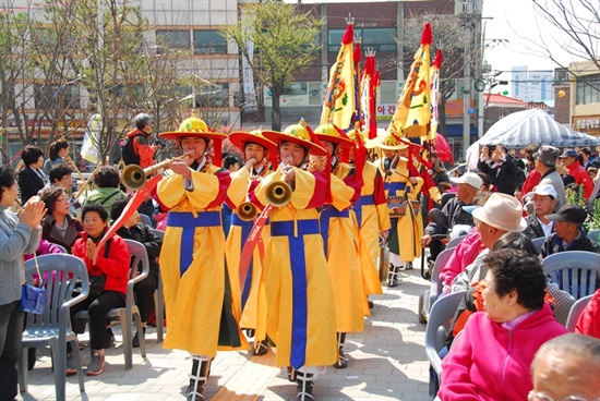 취타대가 정조대왕과 혜경궁 홍씨를 모시고 낙성연장에 입장하고 있다