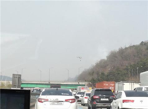 김포공항 가는 길의 화재사고 저 헬기가 물을 뿌리러 가는 산 뒤쪽에 다 타버린 대형버스가 있었다. 가변차선으로 세워진 버스의 불이 산으로 옮겨 붙어 산불은 올라가고 있었고, 이 정체로 출국예상시간에서 30분이 늦어져 속이 새카맣게 탔다.