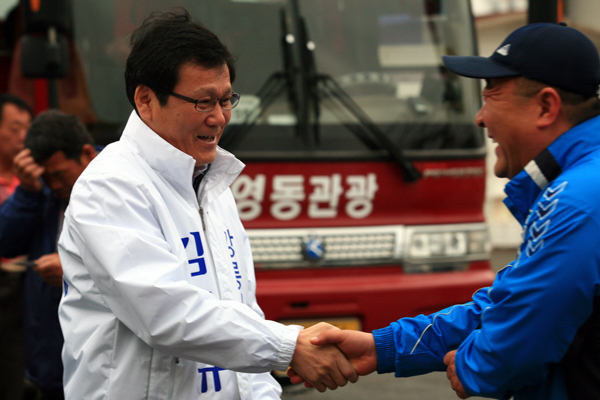 유권자와 인사하는 김홍규 강릉시장예비후보