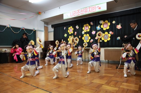 히가시오사카초급학교 유치반 친구들이 상모놀이를 테마로 한 축하 공연을 하고 있다. 