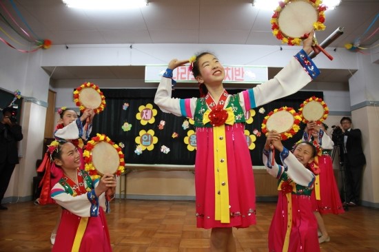 히가시오사카조선초급학교 무용부 학생들이 축하 공연을 하고 있다. 