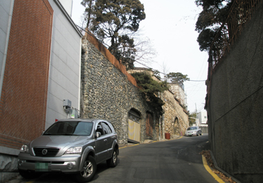 서울 평창동에서 볼 수 높은 담. 성처럼 높다.