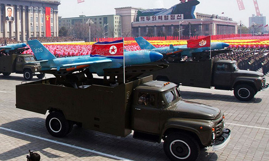 2012년 4월 15일 김일성광장 군사퍼레이드에 등장한 '무인타격기' .