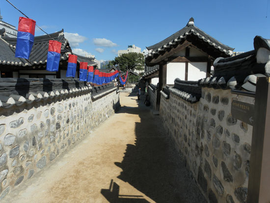 조선시대 특권층의 가옥. 서울 남산한옥마을에 재현되어 있다. 
