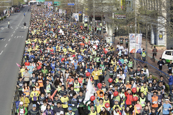  2014 대구국제마라톤대회가 14400여 명의 선수와 동호인 등이 참가한 가운데 열렸다.