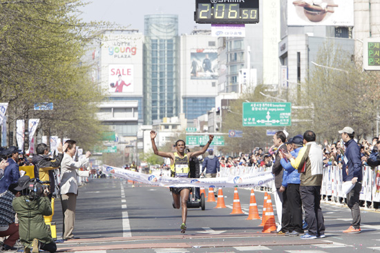  2014대구국제마라톤 대회에서 에티오피아 예매인 선수가 2시간 6분 51초로 대회신기록을 수리하며 골인하고 있다.