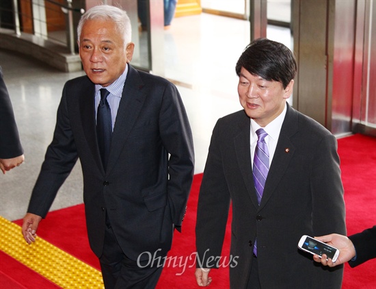 정무수석 만나러가는 안철수-김한길 안철수-김한길 새정치민주연합 공동대표가 7일 오후 국회 대표실로 찾아 온 청와대 박준우 정무수석을 만나기 위해 국회 본청으로 들어서고 있다. 안 공동대표는 지난 4일 기초선거 공천폐지 문제와 정국 현안에 대해 박근혜 대통령과의 면담을 요구하며 '7일까지 답변을 부탁한다'고 했다.