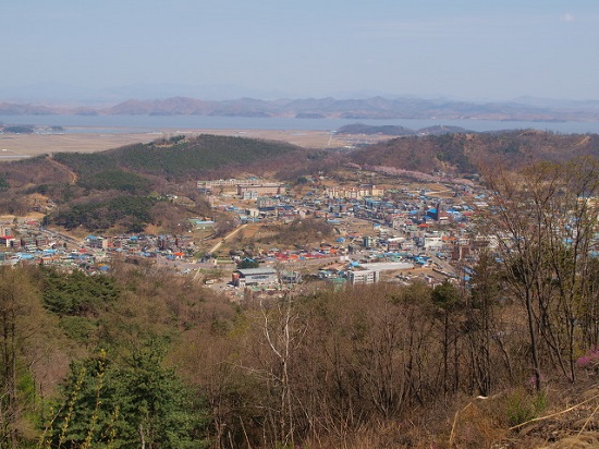 강화 남산에서 바라본 강화읍과 강 건너 북한의 모습입니다.