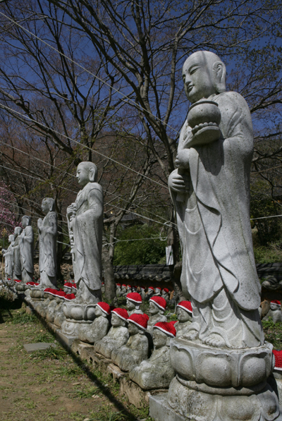 대원사의 불상과 동자상. 대원사는 태아령을 위한 기도도량으로 가슴 한 켠을 아련하게 하는 절집이다.