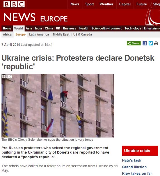 우크라이나 동부도시의 분리독립 시위를 보도하는 영국 BBC뉴스 갈무리. 도네츠크 주정부 청사를 점거한 친러 시위대가 우크라이나 국기를 내던지고 있다. 