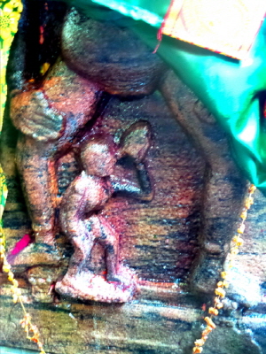 출산을 하는 시바신상(스리미낙시 사원 내부) 