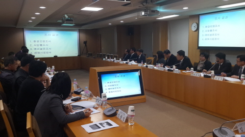 김포 환경피해 민관공대위 위원들과 김포시 공무원들이 1단계 환경역학조사 결과를 보고 받고 있다. 