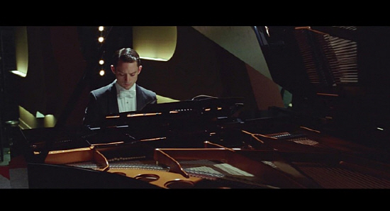  '프로도'가 돌아왔다. 일라이저 우드는 피아노 연주가로 완벽하게 연기 변신을 하였다. 전설의 곡 '라 신케트'를 연주할 수 있는 유일한 연주가 톰 셀즈닉.