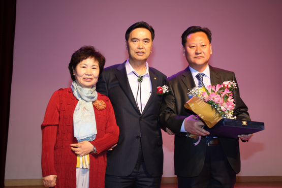 제2회 한국동서문화상을 수상한 김호웅 중국 연변대 교수(우측)가 시상직후 이석래(가운데) 동서문학 발행인과 기념사진을 찍고 있다. 왼쪽은 김 교수 부인.  
