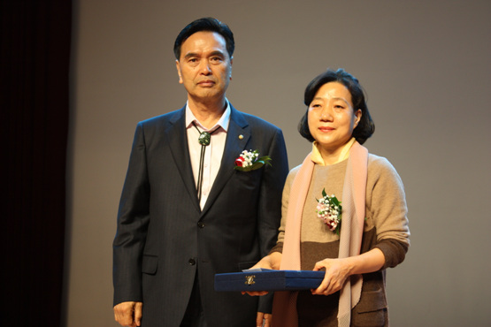 제2회 한국동서문학상 시 부문 작품상을 수상한 박승자 시인이 시상직후 이석래 동서문학 발행인과 기념사진을 찍고 있다. 