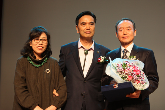 제2회 한국동서문학 시조부문 작품상을 수상한 리강룡 시인(오른쪽)이 이석래 동서문학 발행인(가운데)과 기념사진을 찍고 있다. 