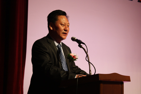 김호웅 중국 연변대 교수가 제2회 한국동서문화상을 수상한 후 수상소감을 피력하고 있다. 