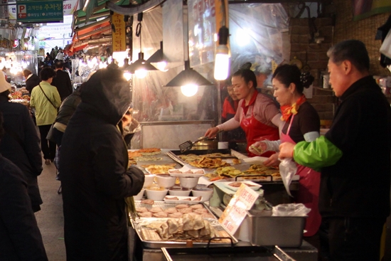 '권가네 빈대떡'의 세 식구가 나란히 서서 전을 팔고 있다.