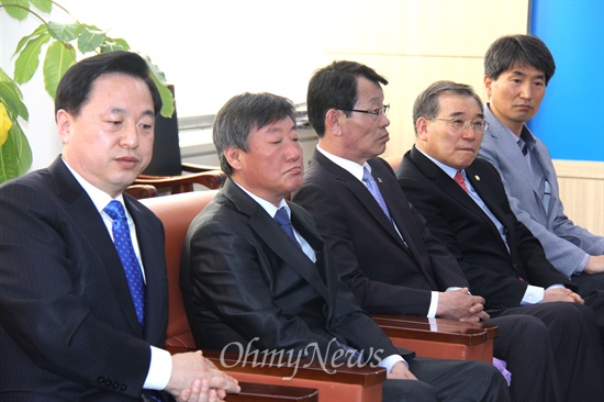  1년간 독일 베를린자유대학에서 유학하다 돌아온 김두관 전 경남지사는 8일 오후 경남도청 브리핑룸에서 '귀국인사 및 기자간담회'를 열고 홍순우 전 정무특보, 강병기 전 정무부지사, 김종대 창원시의원, 전창현 전 정무특보와 함께 앉아 이야기하고 있다.