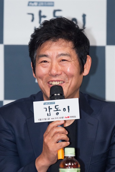  tvN 금토드라마 <갑동이>에 출연하는 배우 성동일