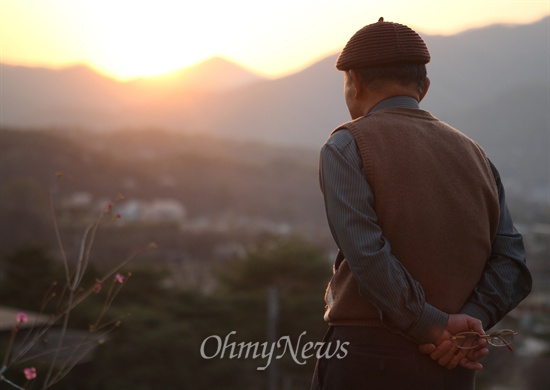 인민혁명당 재건위 사건 피해자 이창복 씨가 8일 오후 경기도 양평군 자택에서 지는 석양을 바라보고 있다.
인혁당 재건위 사건으로 2008년 재심에서 무죄판결로 피해자들의 명예는 회복됐지만, 최근 대법원이 배상금을 반환하라는 판결에 그들은 또 다시 채무자로 벼랑 끝으로 내몰린 신세가 됐다. 2014.4.9