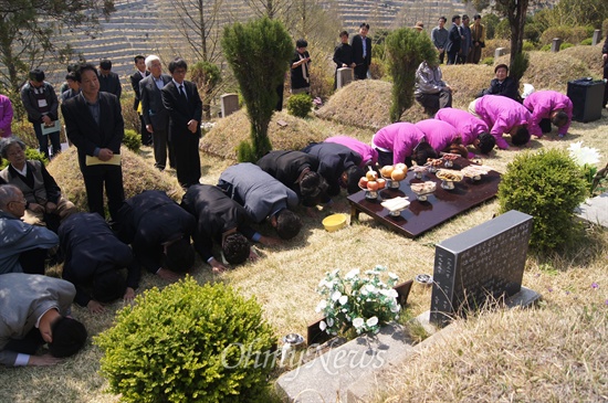  인혁당 사건으로 사형당한 이들을 추모하는 4.9통일열사 39주기 추모제가 2014년 4월 9일 오전 경북 칠곡군 현대공원묘역에서 열린 가운데 참가자들이 절을 하고 있다.