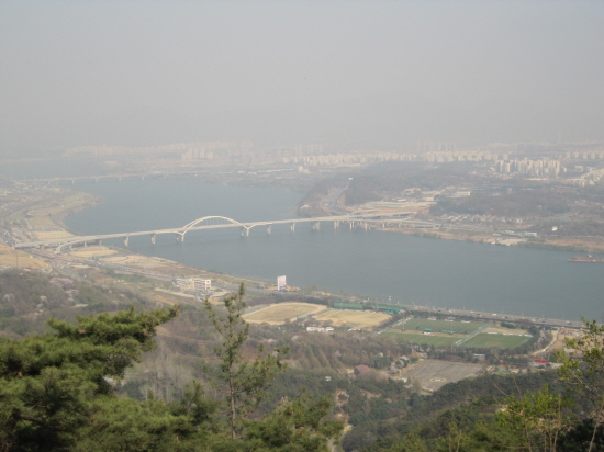  아차산에서 내려단 본 광나루와 암사대교.